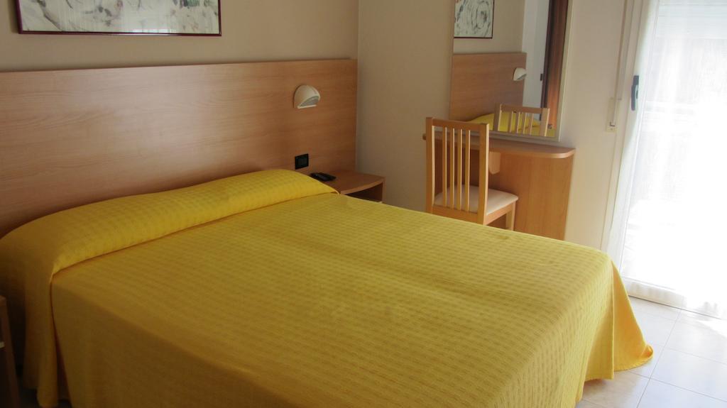 Hotel Villa Dina Ρίμινι Δωμάτιο φωτογραφία