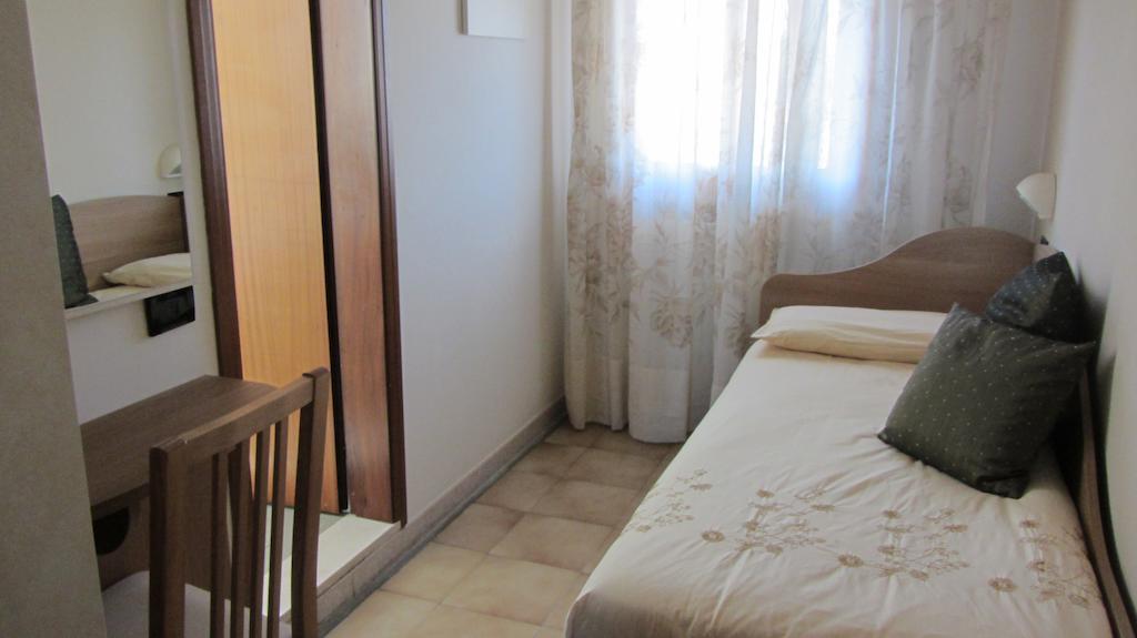 Hotel Villa Dina Ρίμινι Δωμάτιο φωτογραφία