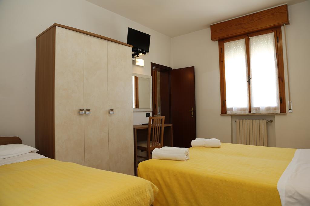Hotel Villa Dina Ρίμινι Εξωτερικό φωτογραφία